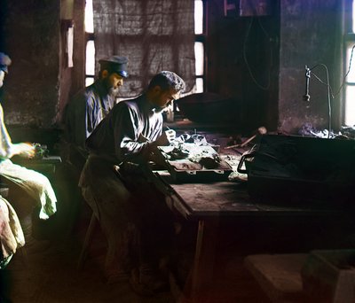 Arbeiders vormen een artistieke gietvorm bij de Kasli IJzerwerken, Oeralgebergte, Russische Rijk, 1910 door Sergey Prokudin Gorsky